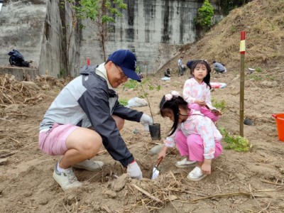 企業員工眷屬共同參與植樹過程(新竹林區管理處提供) (2)